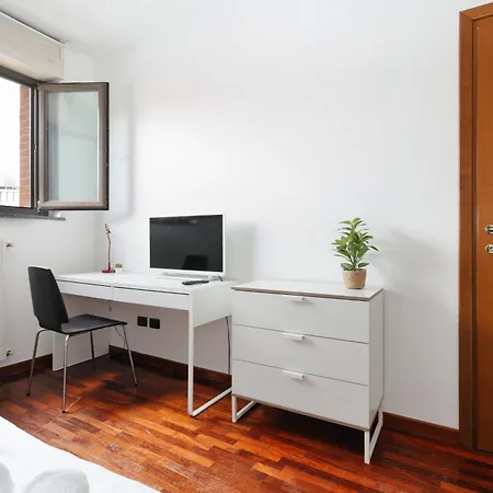 Joivy Lovely 4-bed Flat With Balcony Apartment *