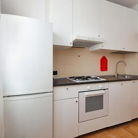 Joivy Lovely 4-bed Flat With Balcony