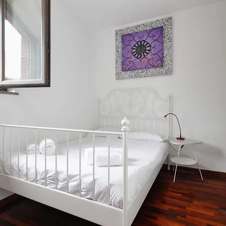 Joivy Lovely 4-bed Flat With Balcony Apartment