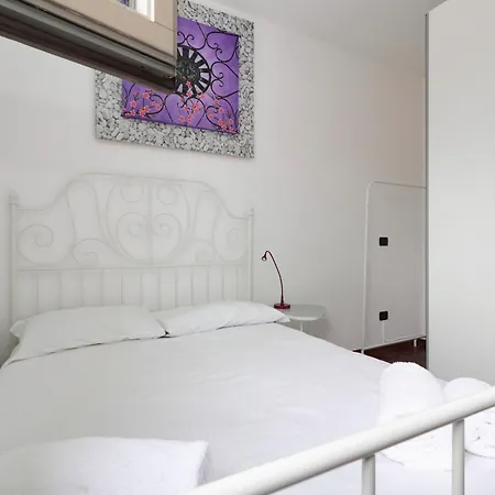 Apartment Joivy Lovely 4-bed Flat With Balcony *
