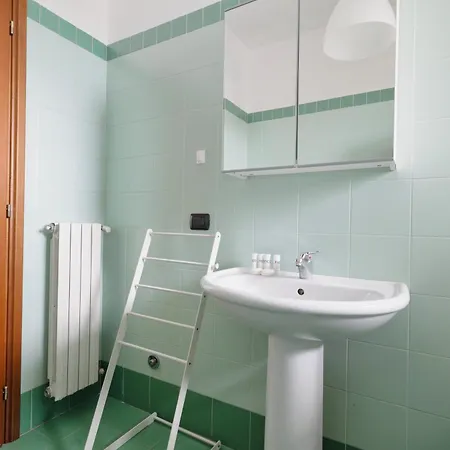 Joivy Lovely 4-bed Flat With Balcony *
