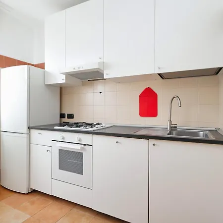Joivy Lovely 4-bed Flat With Balcony Apartment