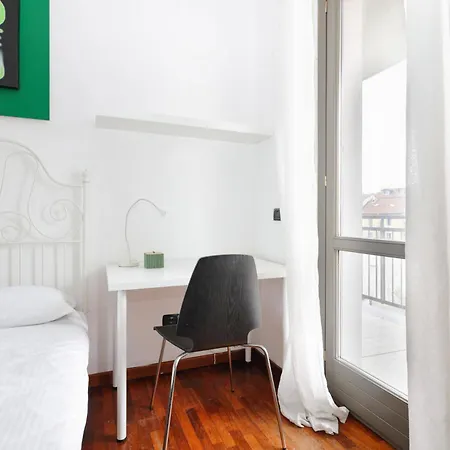 Joivy Lovely 4-bed Flat With Balcony Apartment *