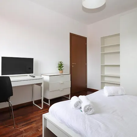 Apartment Joivy Lovely 4-bed Flat With Balcony